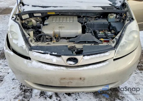 2008 Toyota Sienna Xle z USA, uszkodzony, nr VIN 5TDZK22C78S102456